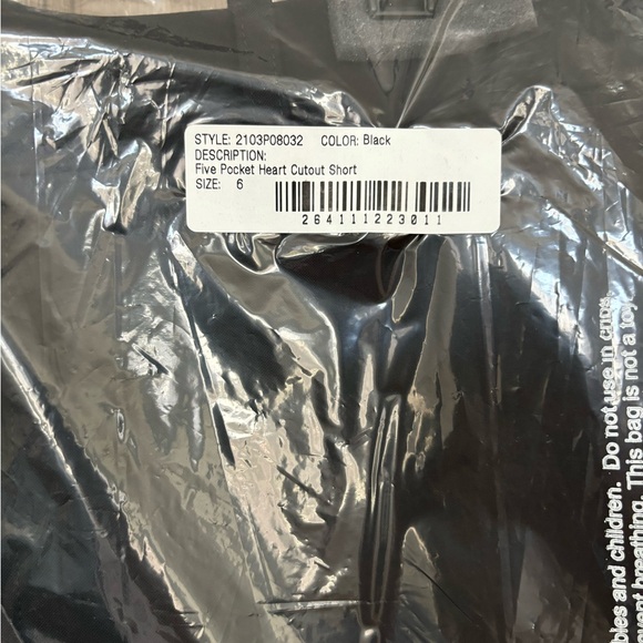 AREA Size 6 five pocket heart cutout short - Picture 4 of 12